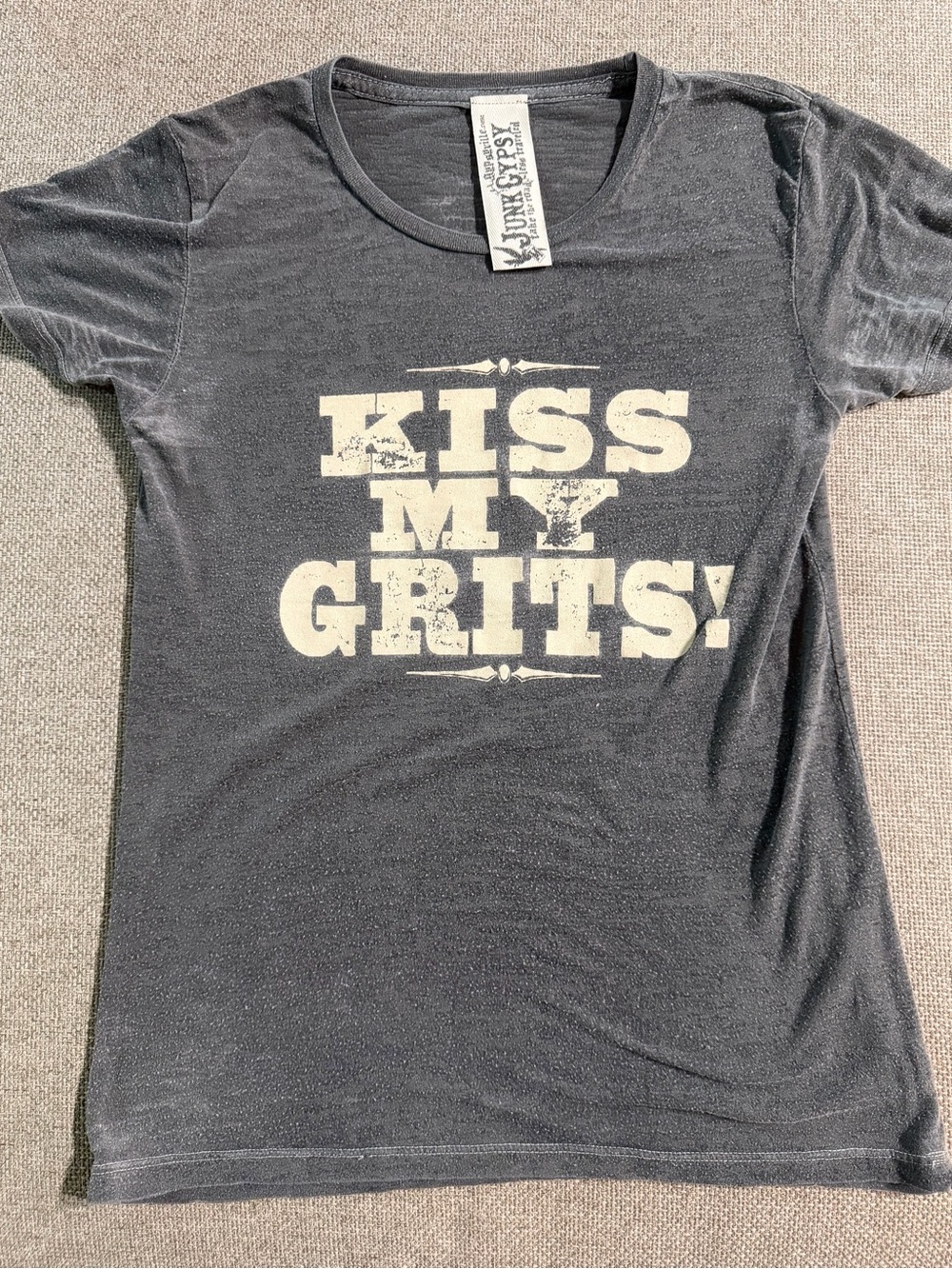 Junk Gypsy Women's 'Kiss My Grits!' Gray Graphic Tee